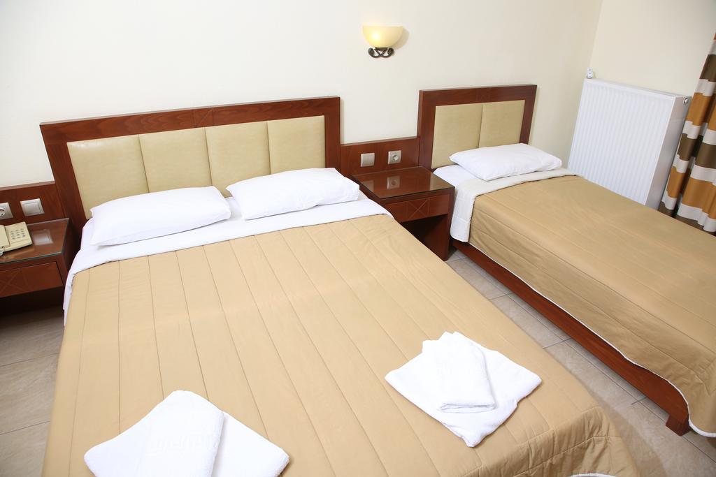 Zeus Hotel *
