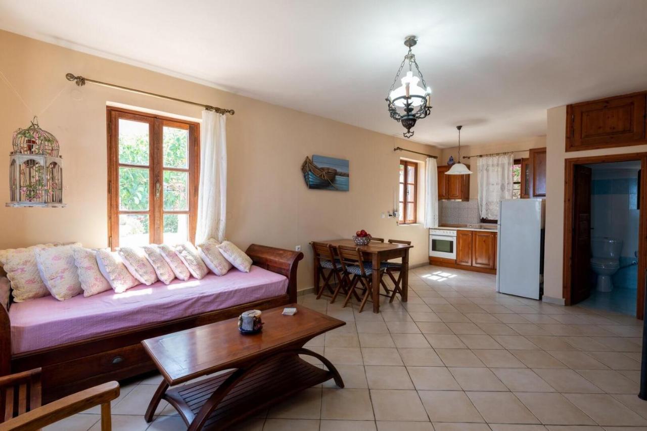 Leleka Apartment Chalki Town