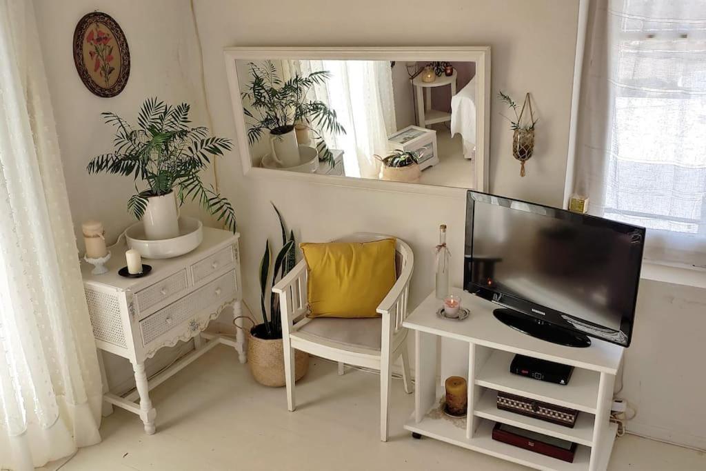 Giannos & Eleni Traditional In Center Apartment Adamantas (Milos)