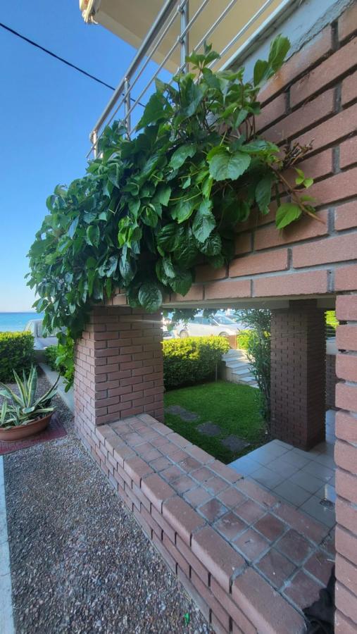 Evita Maisonette, Elegant Beachfront Apt,