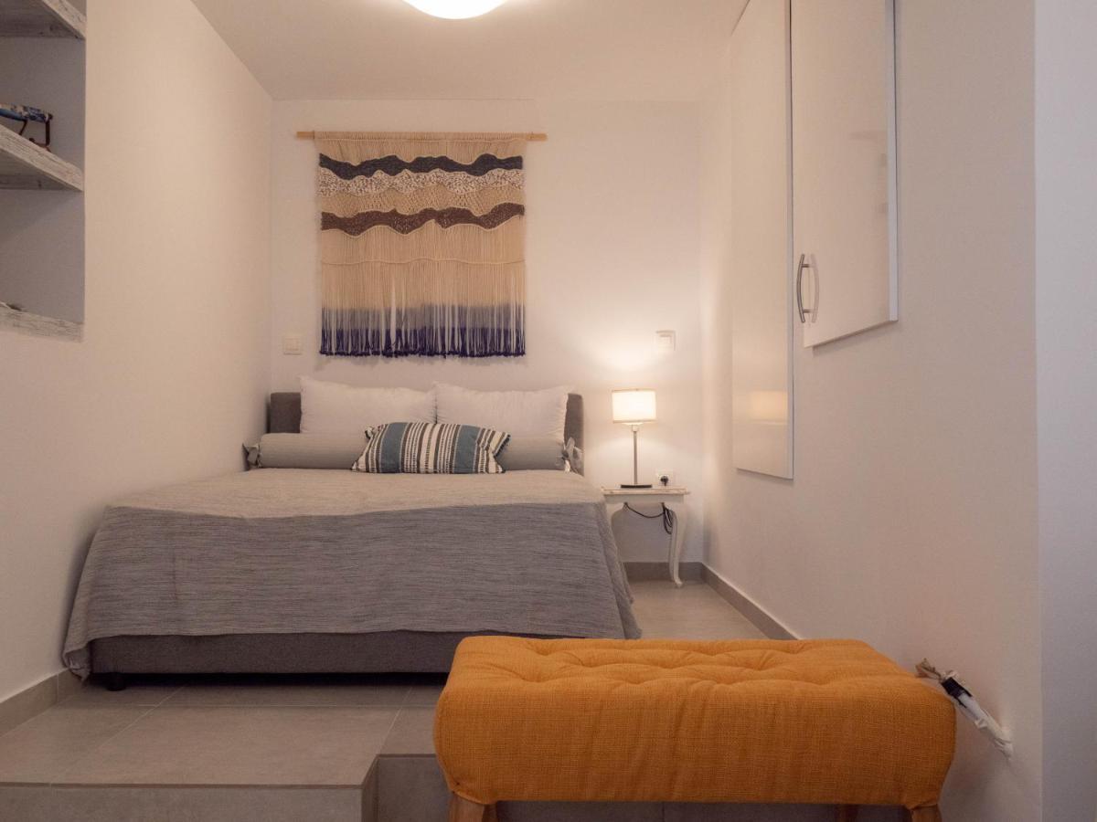 Apartment Up The Stairs Renovated With Sea View