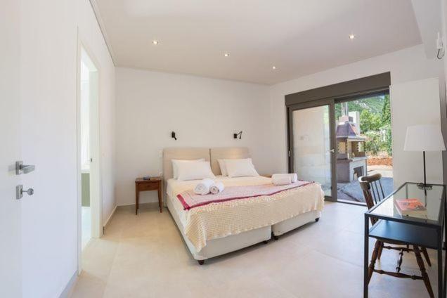 Apartment The Turn-- Agios Ioannis Beachfront