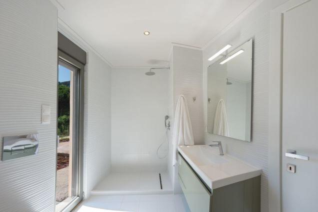 The Turn-- Agios Ioannis Beachfront Apartment *