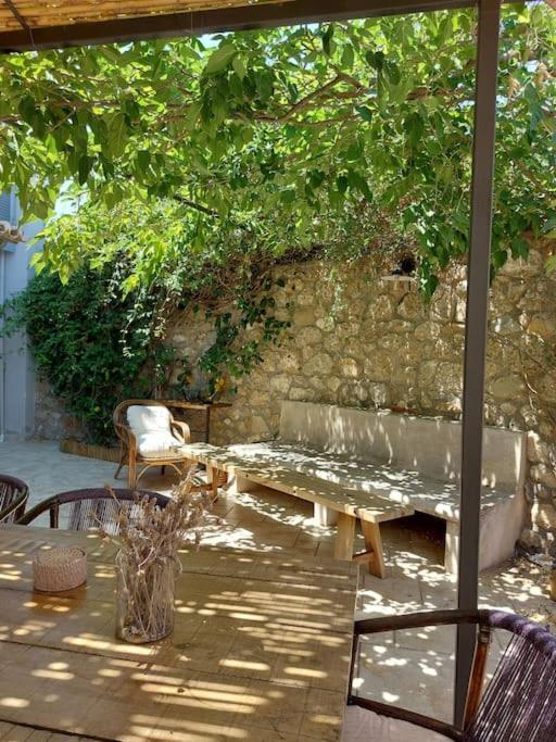 Quiet Home, Down Town Spetses Town