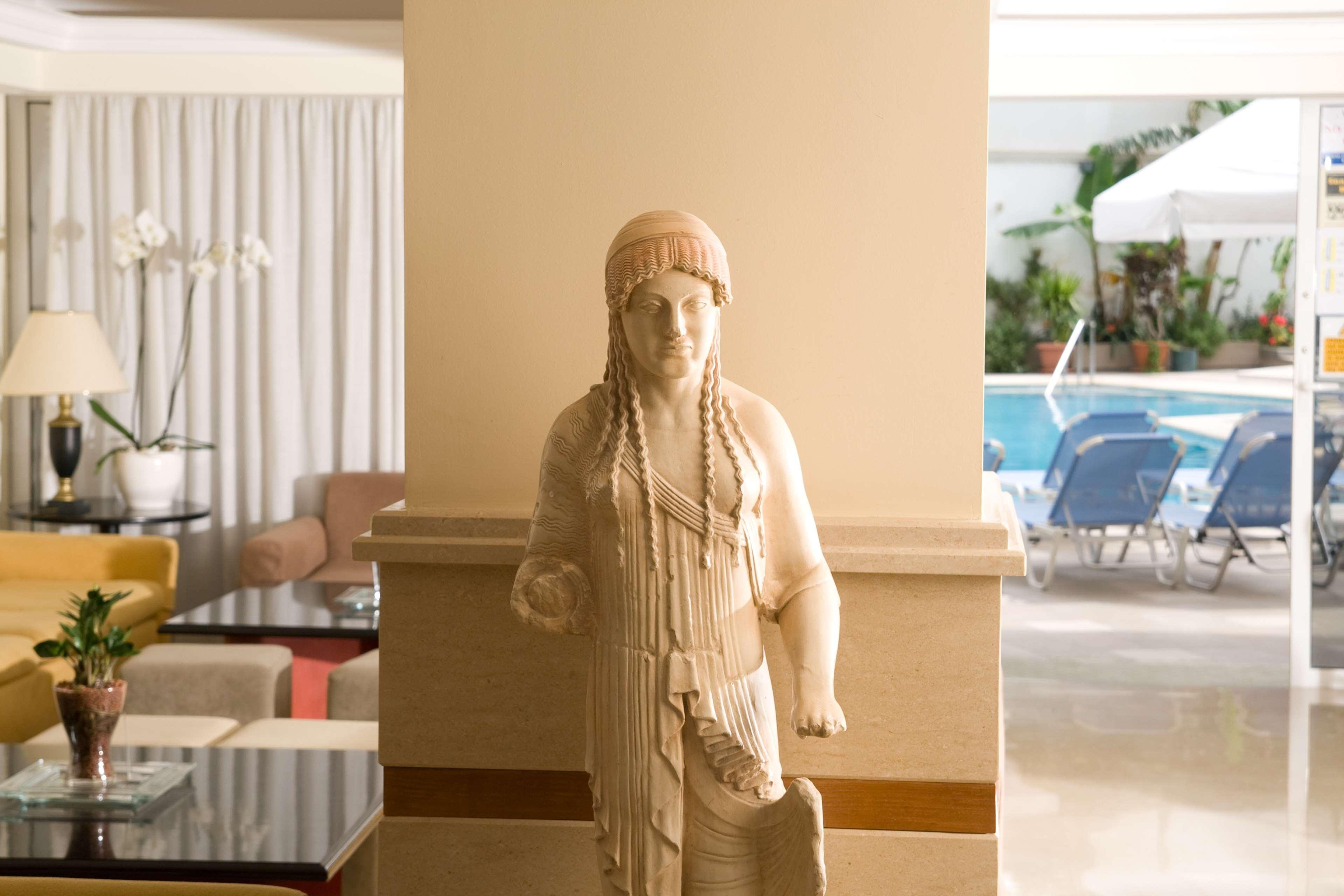 Hotel Western Plaza 4*