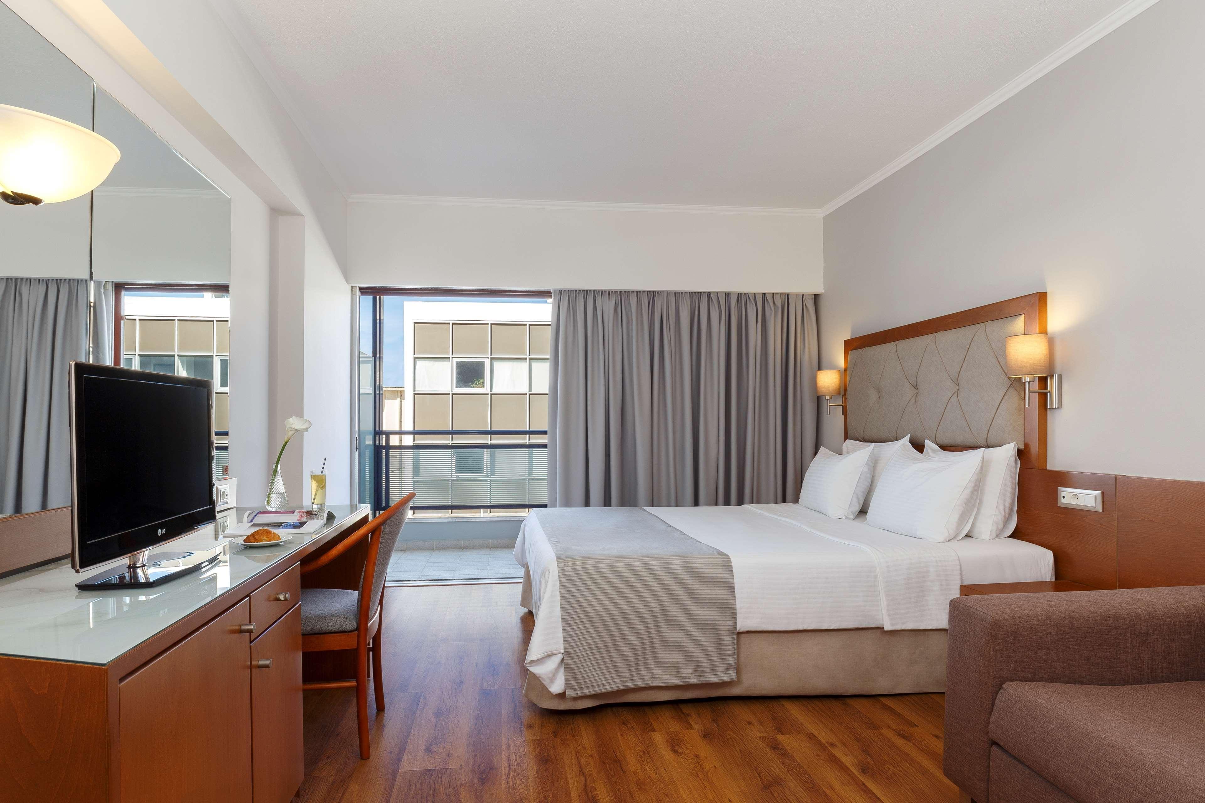Western Plaza Hotel 4*