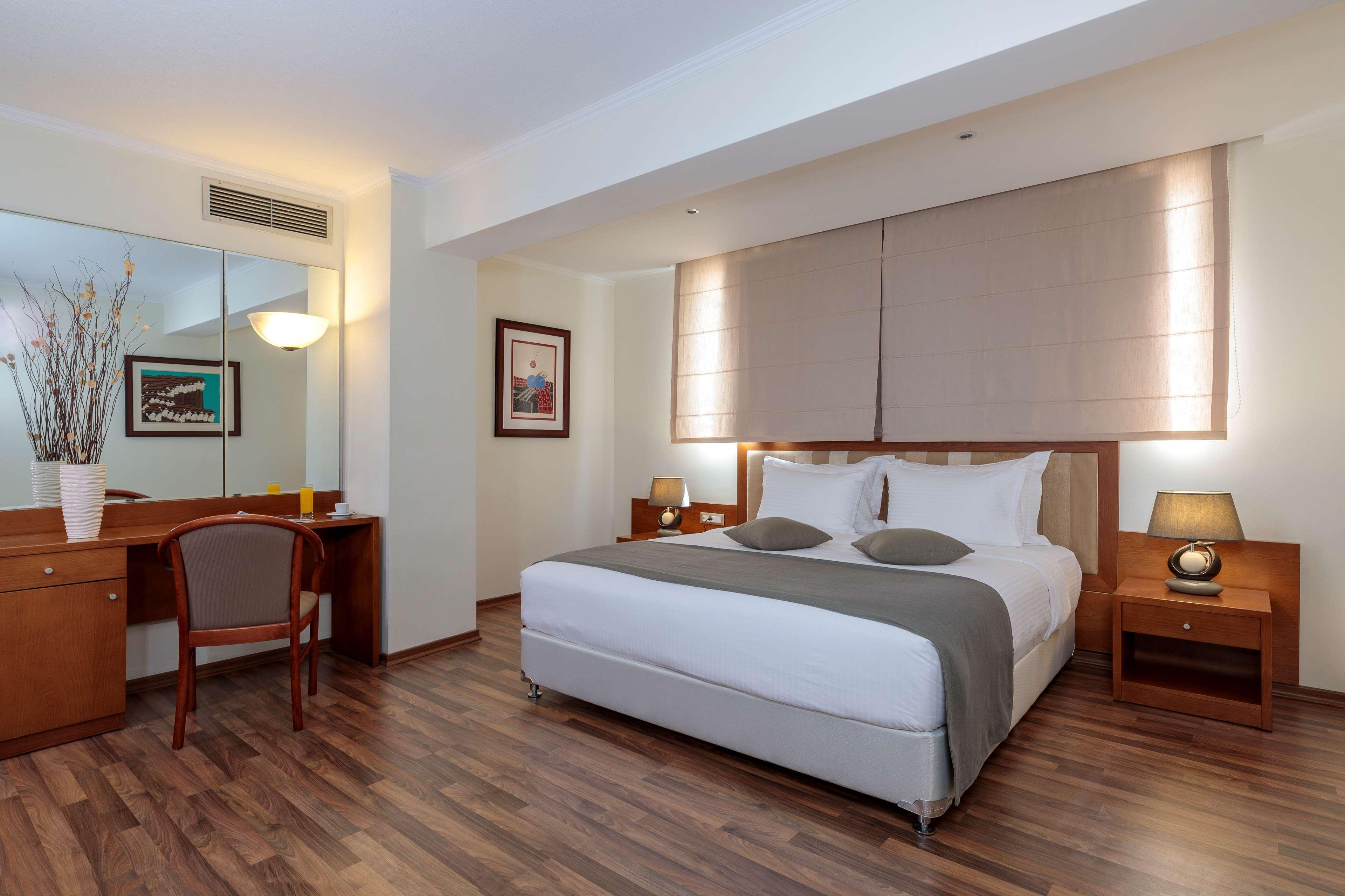 Western Plaza Hotel 4*