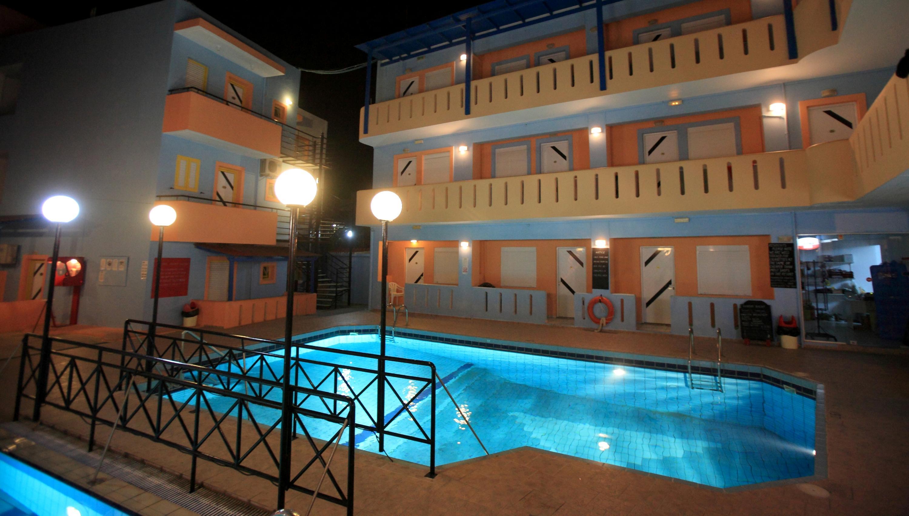 Aparthotel Happy Days 3*