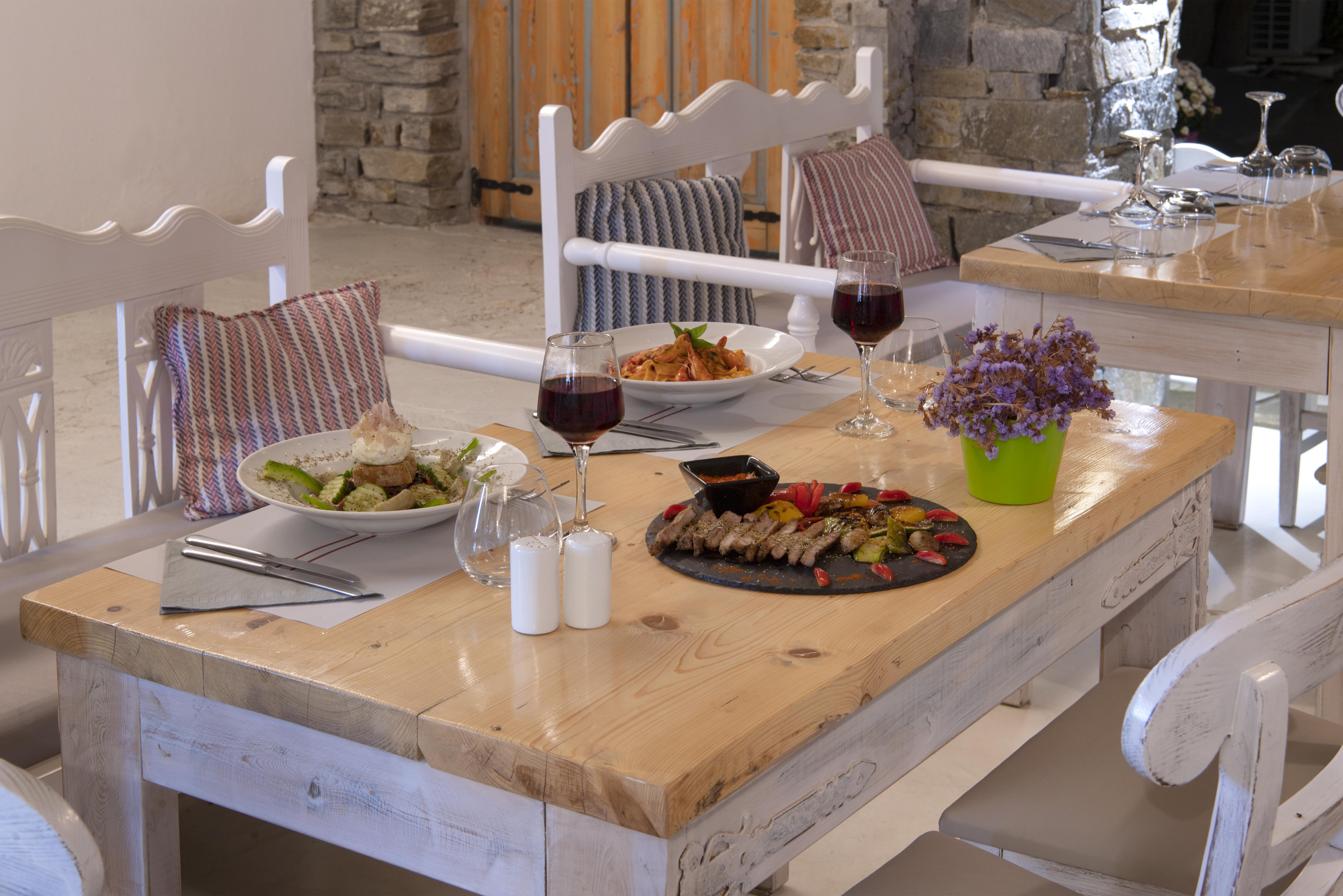 Zefi & Hotel Naousa (Paros)