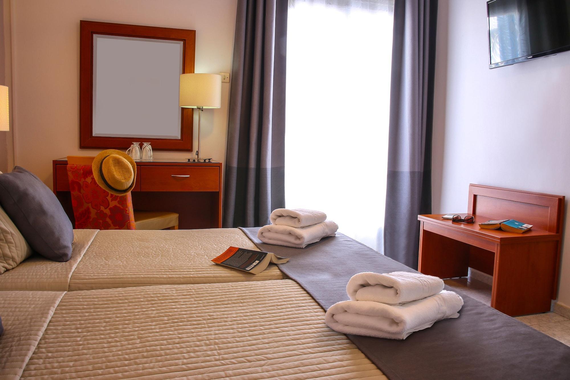 Chryssi Akti, Sure Collection Hotel Batsi (Andros)
