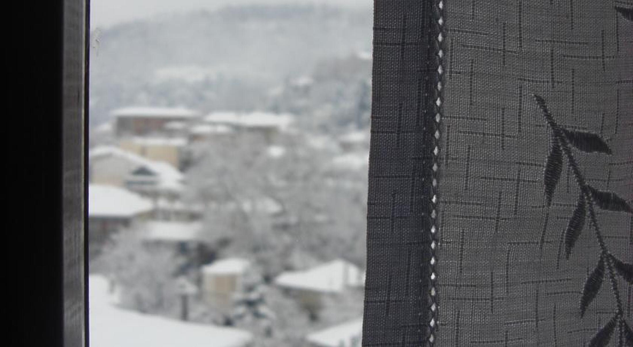 To Balkoni Tis Agorianis