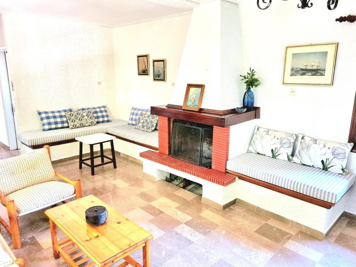 Holiday home Spacious Farmhouse With Big Yard And Fireplace *