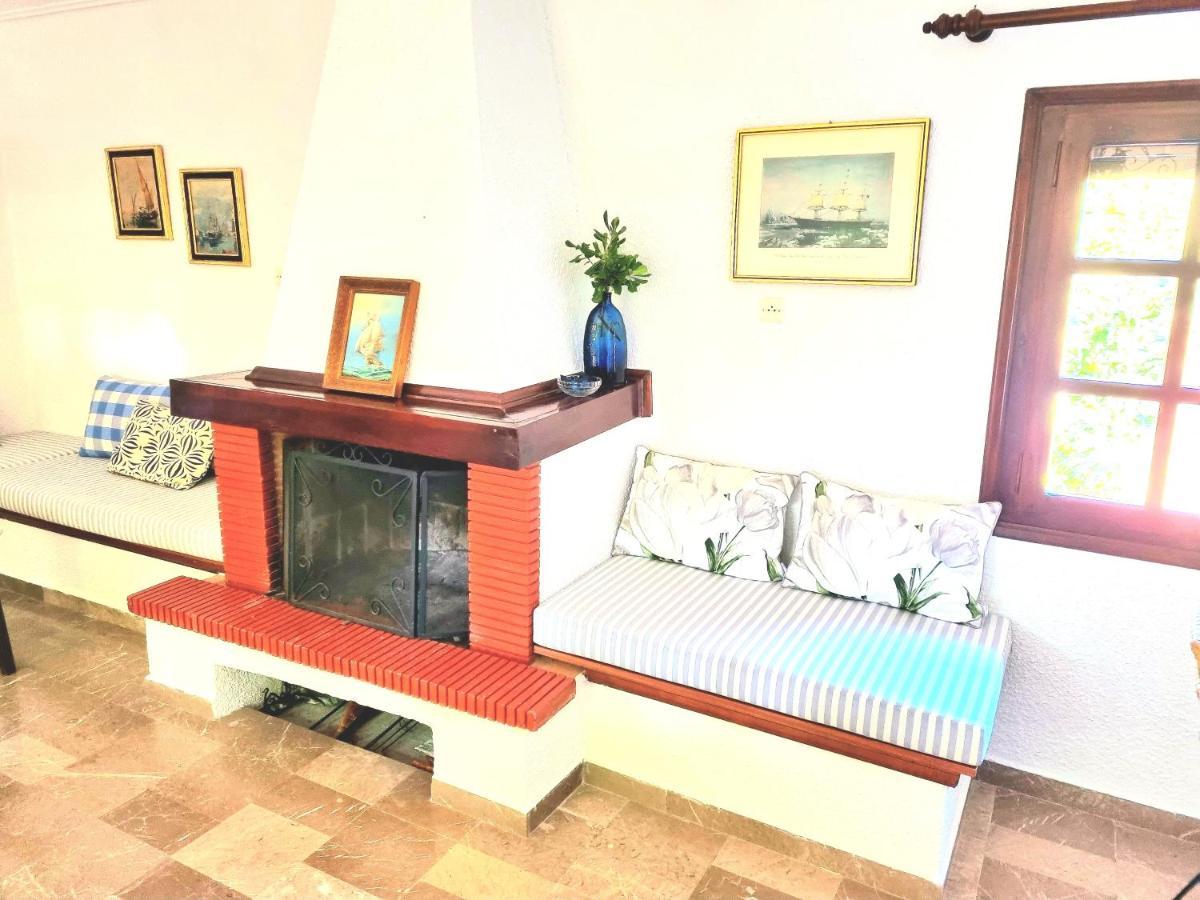 Spacious Farmhouse With Big Yard And Fireplace