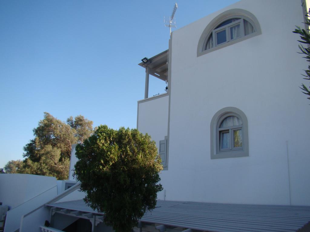 Tonaras & Apartment Perivolos (Santorini)