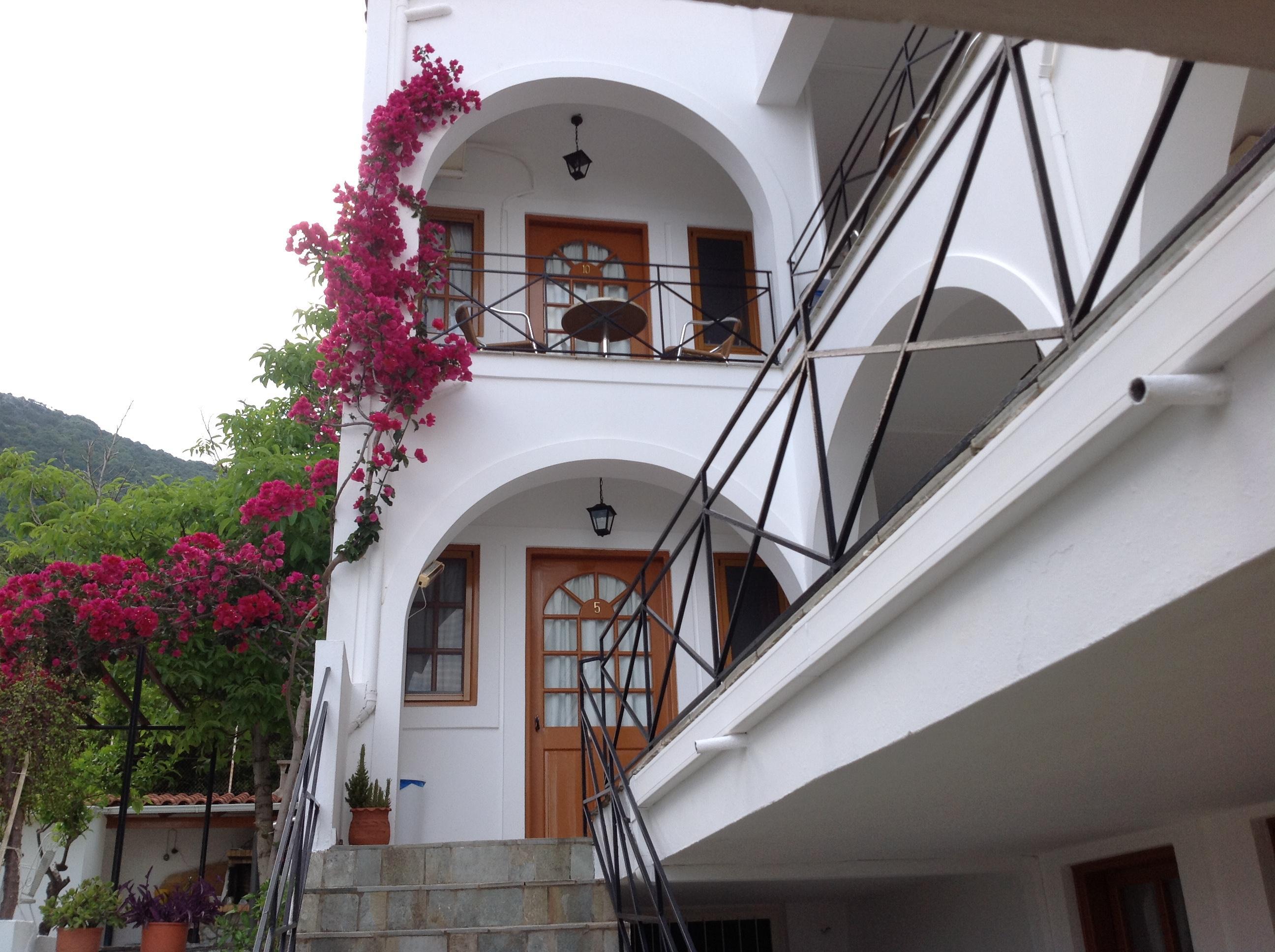 Travlos Aparthotel 3*