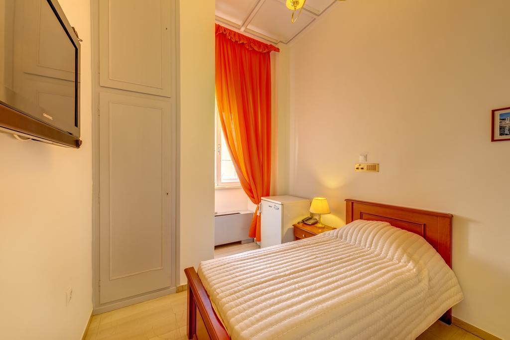 Halaris Hotel