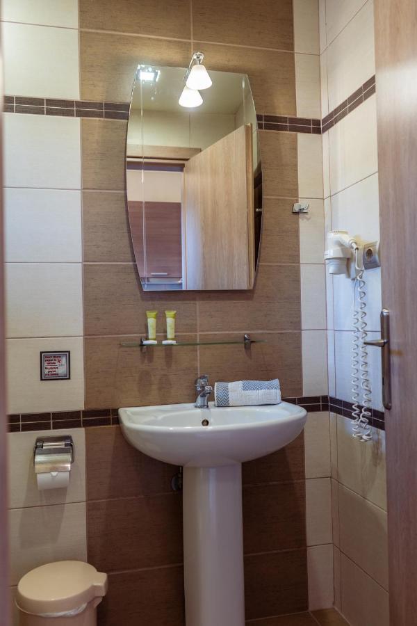 Zeus Hotel *
