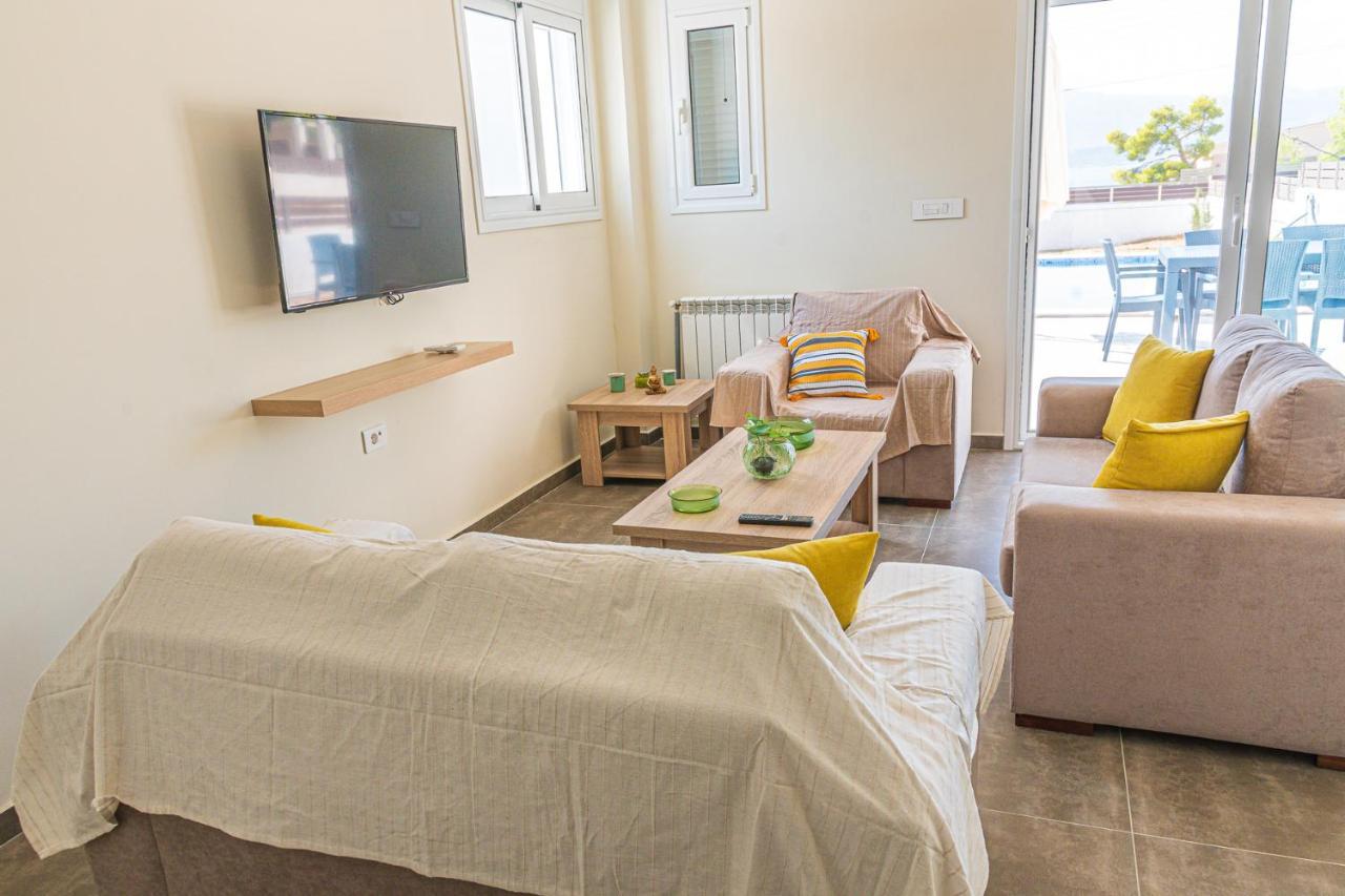 Modern, Cheerful & Dream Catching In Corinth