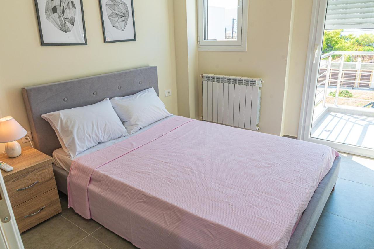 Modern, Cheerful & Dream Catching In Corinth Villa