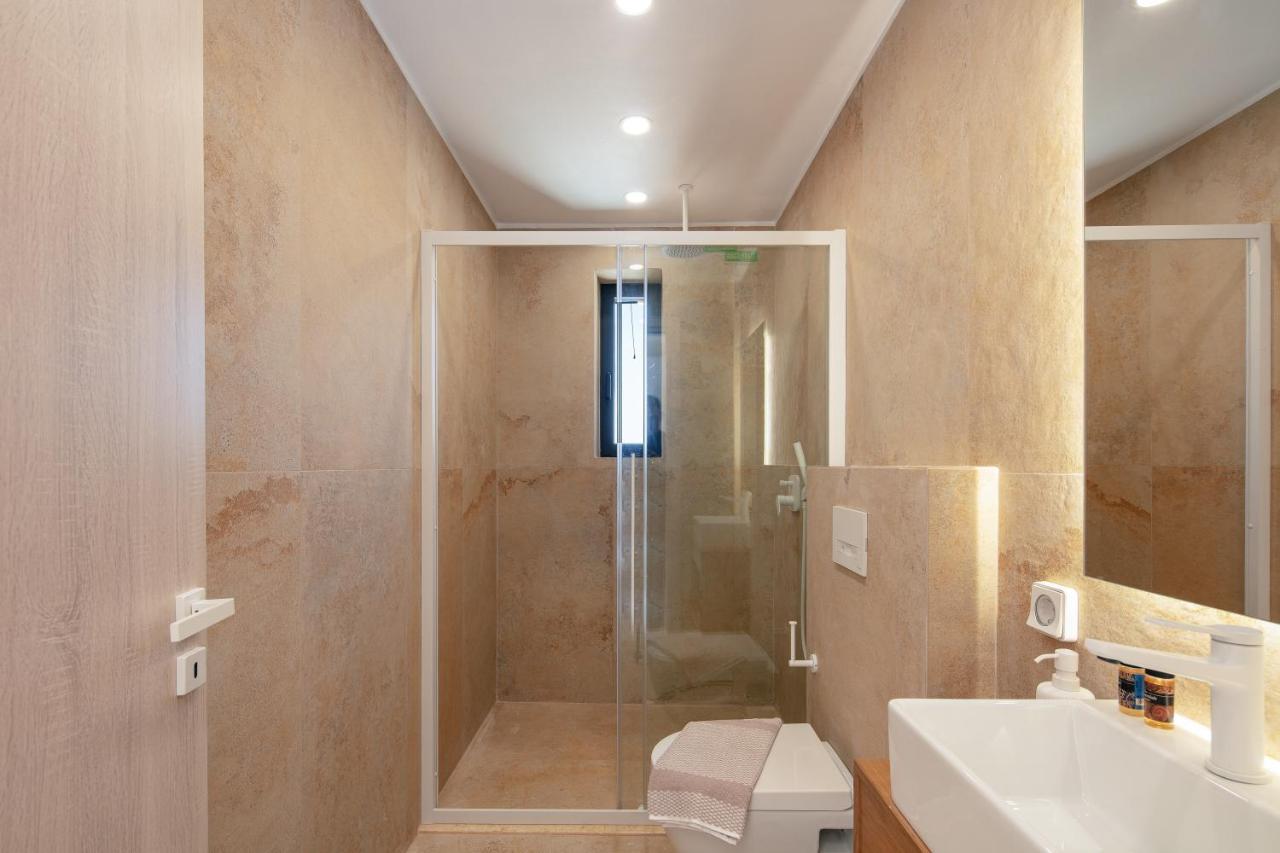 Seafront Luxury With Infinity Pool & Devine Views! Villa *