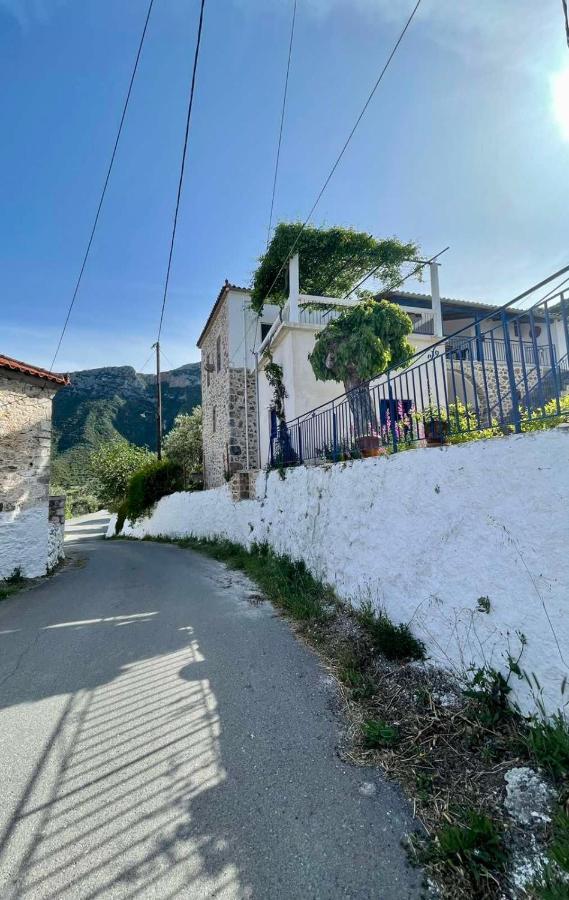 Apartment Politeika Traditional House Tiros