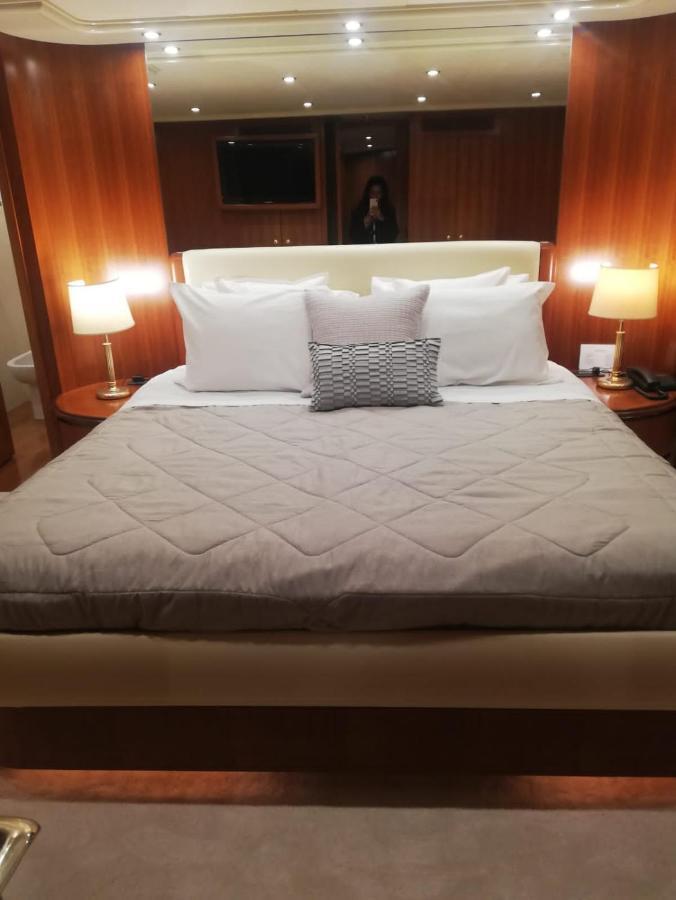 Botel Falcon Superyacht 100ft *