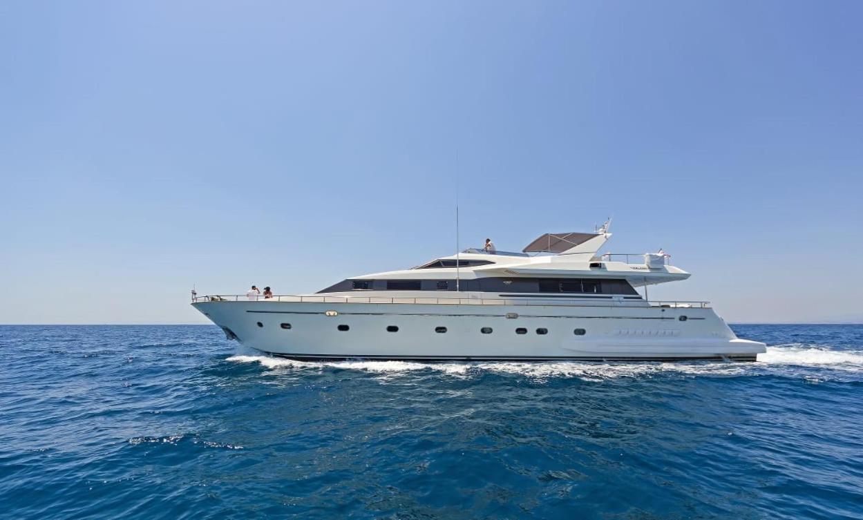 Falcon Superyacht 100ft Botel