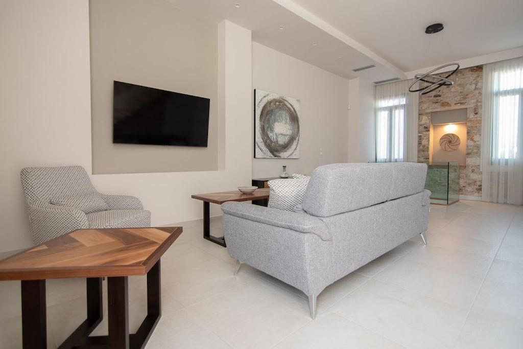 Villa Samos - Renovated Stone With Private Pool- 2 Min From The Sea!