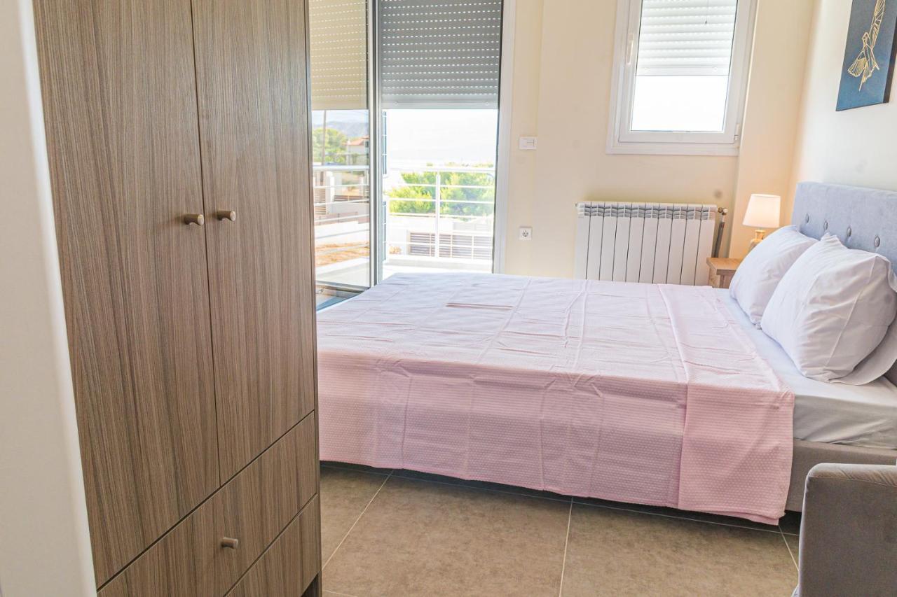 Modern, Cheerful & Dream Catching In Corinth * Isthmia