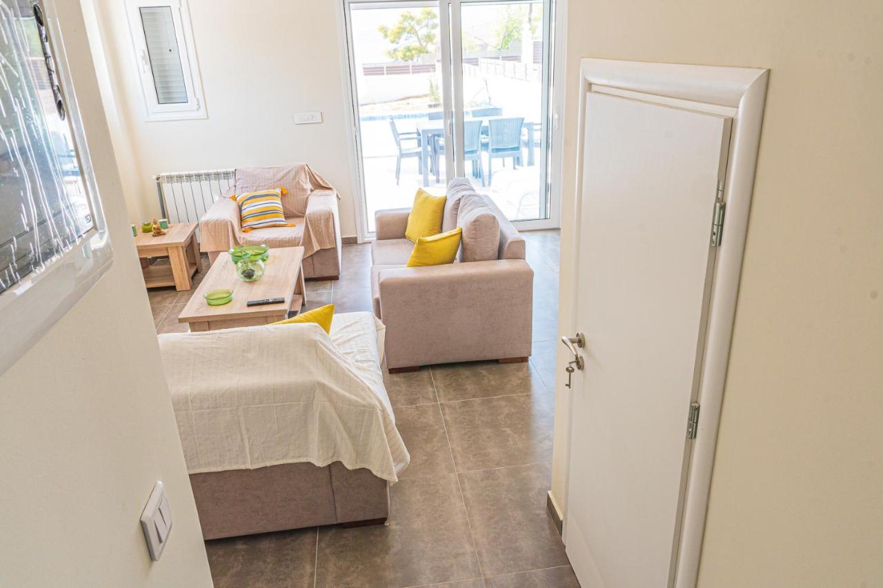 Modern, Cheerful & Dream Catching In Corinth