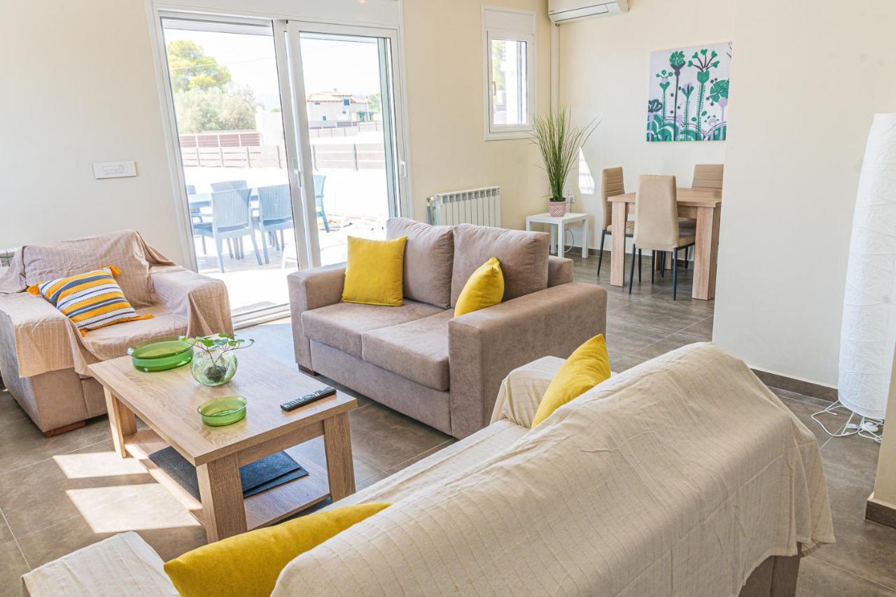 Modern, Cheerful & Dream Catching In Corinth