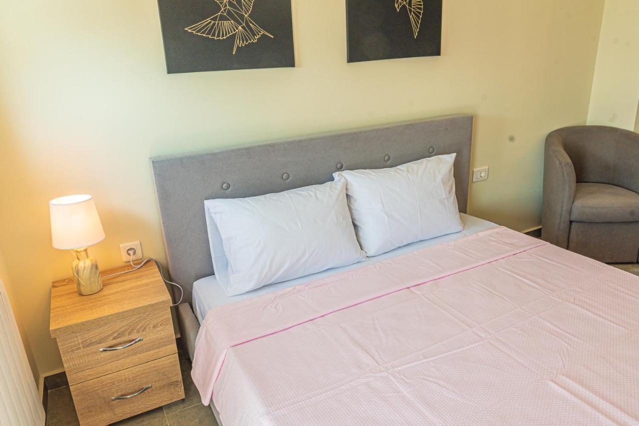 Modern, Cheerful & Dream Catching In Corinth Villa *