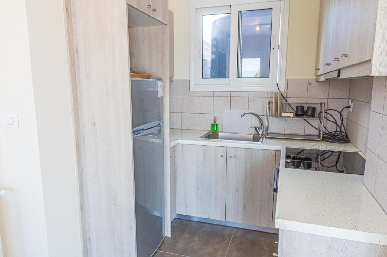 Modern, Cheerful & Dream Catching In Corinth *