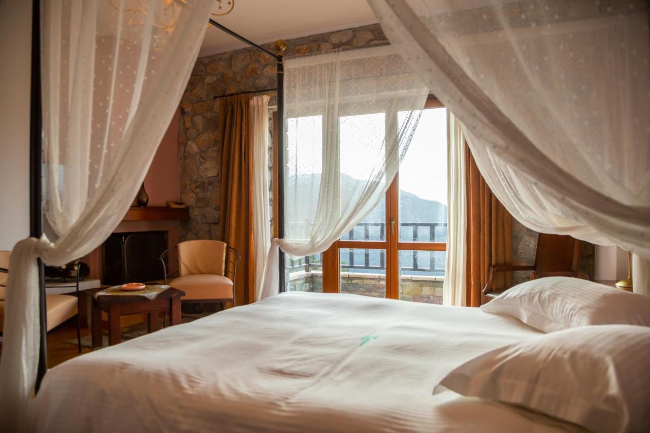 Hotel Karyatis 3*