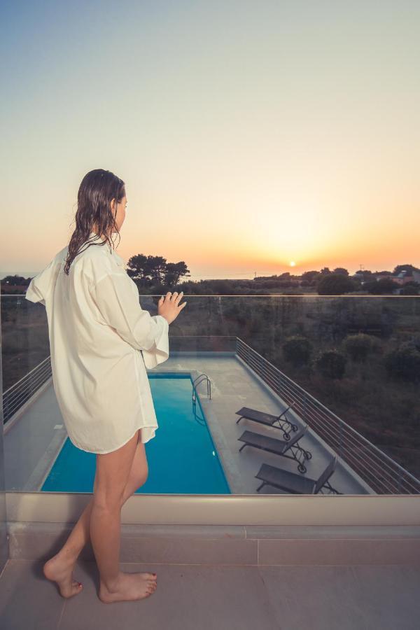 Io Luxury Pool & Hot Tub