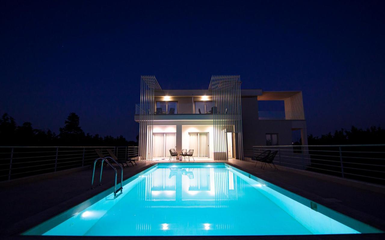 Io Luxury Pool & Hot Tub Preveza