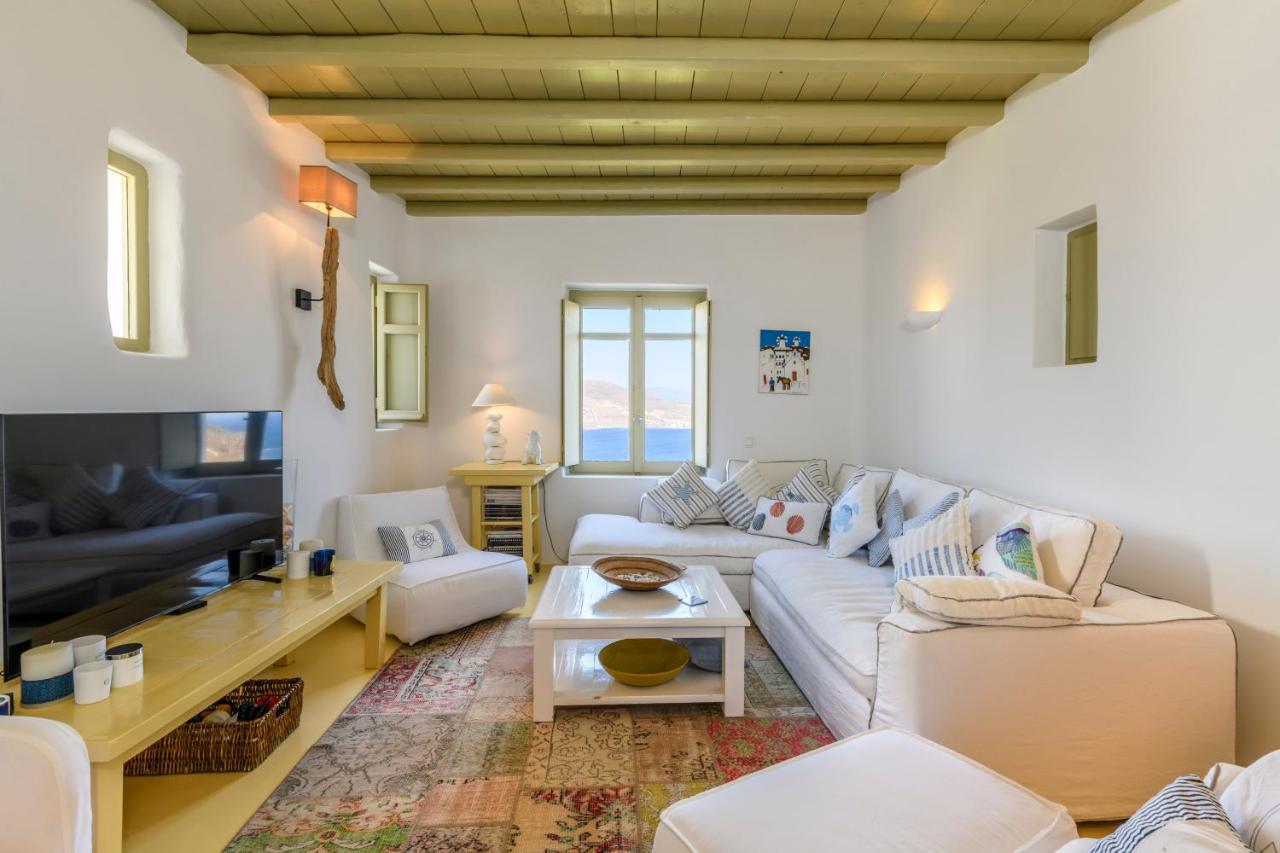 Isabella Family Close To The Mykonos Town