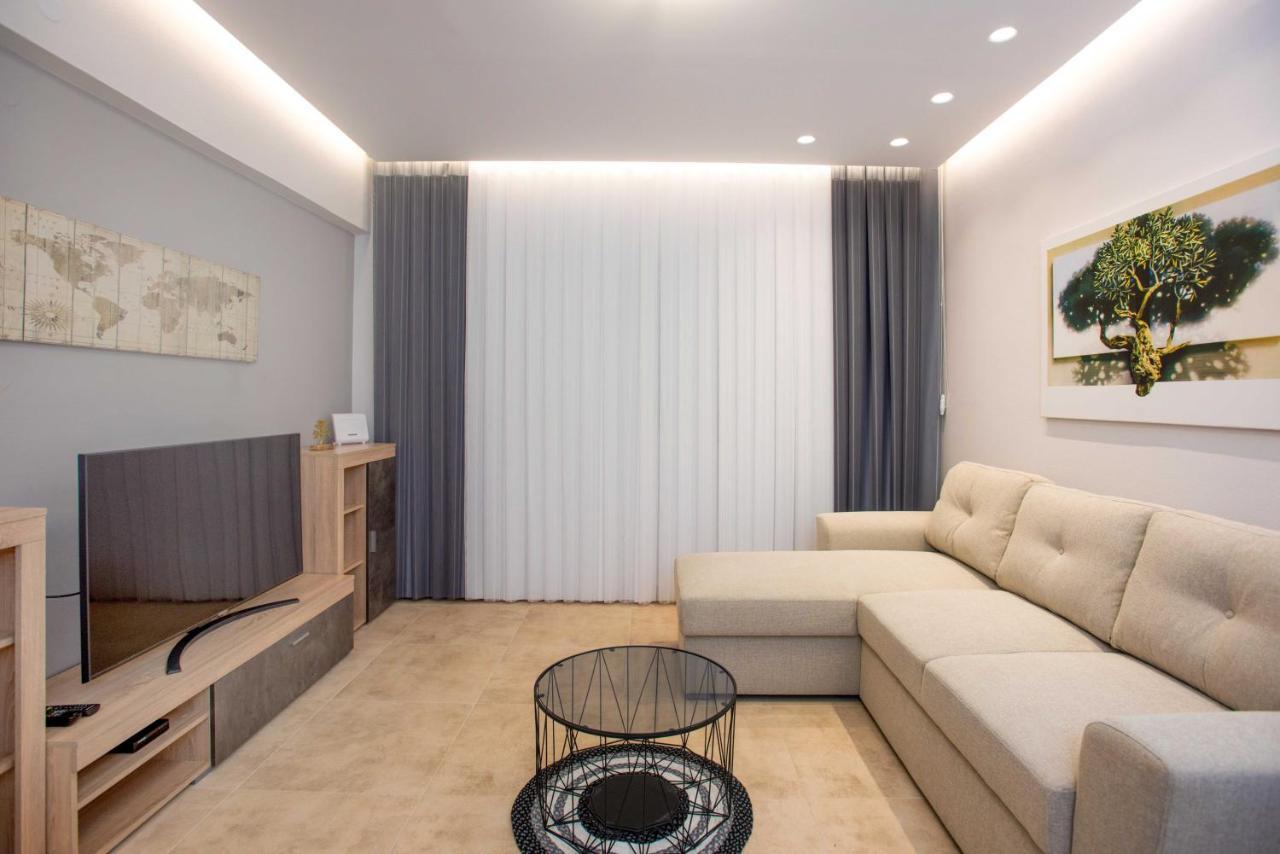 Apartment Comfy 1 Bedroom With Terrace And View