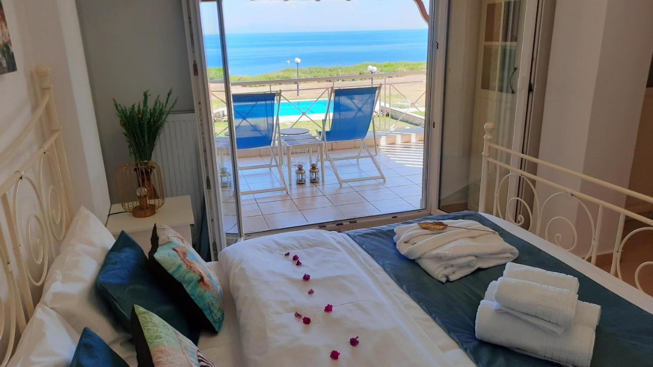 Blue Pastel-cliffside Villa, Shared Pool, Wild Sandy Nearby Nea Poteidaia