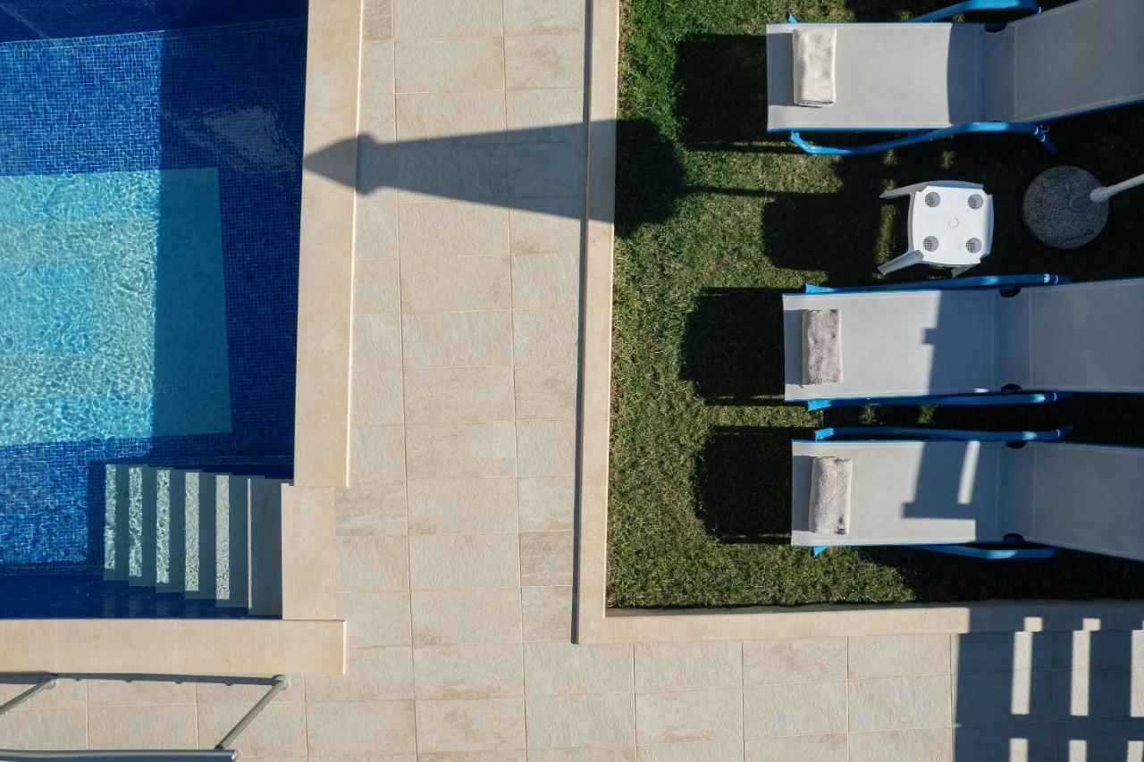 7 Bedroom With Pool, 700m From The Beach! *
