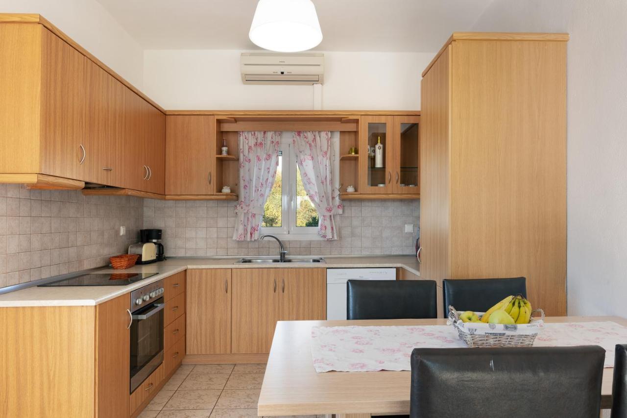 7 Bedroom With Pool, 700m From The Beach! Holiday home