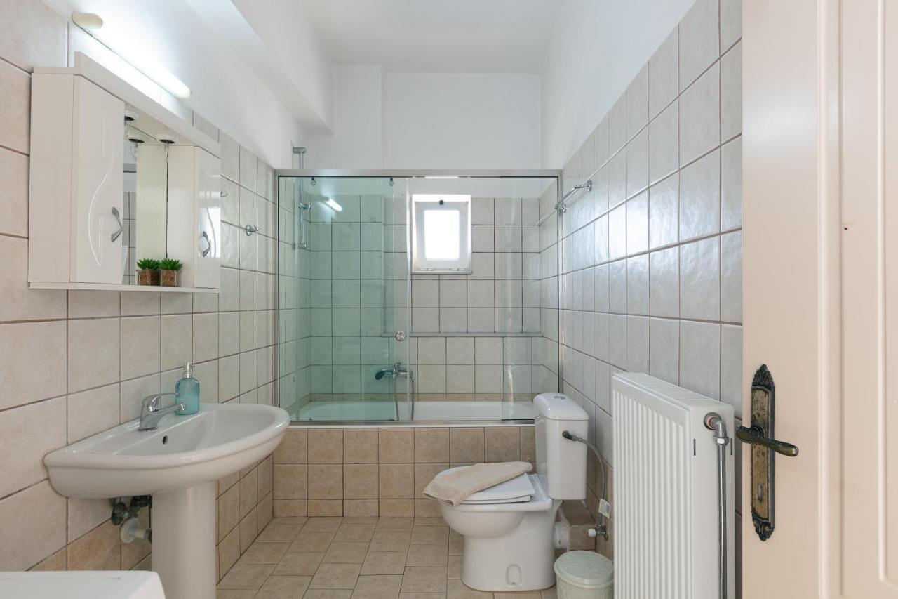 7 Bedroom With Pool, 700m From The Beach!