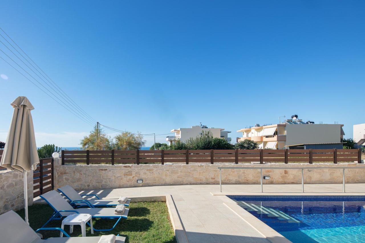 7 Bedroom With Pool, 700m From The Beach! Holiday home