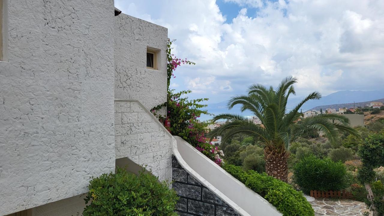 Entire Full View 3 Bedrooms 3 Bathrooms 3 Kitchens *