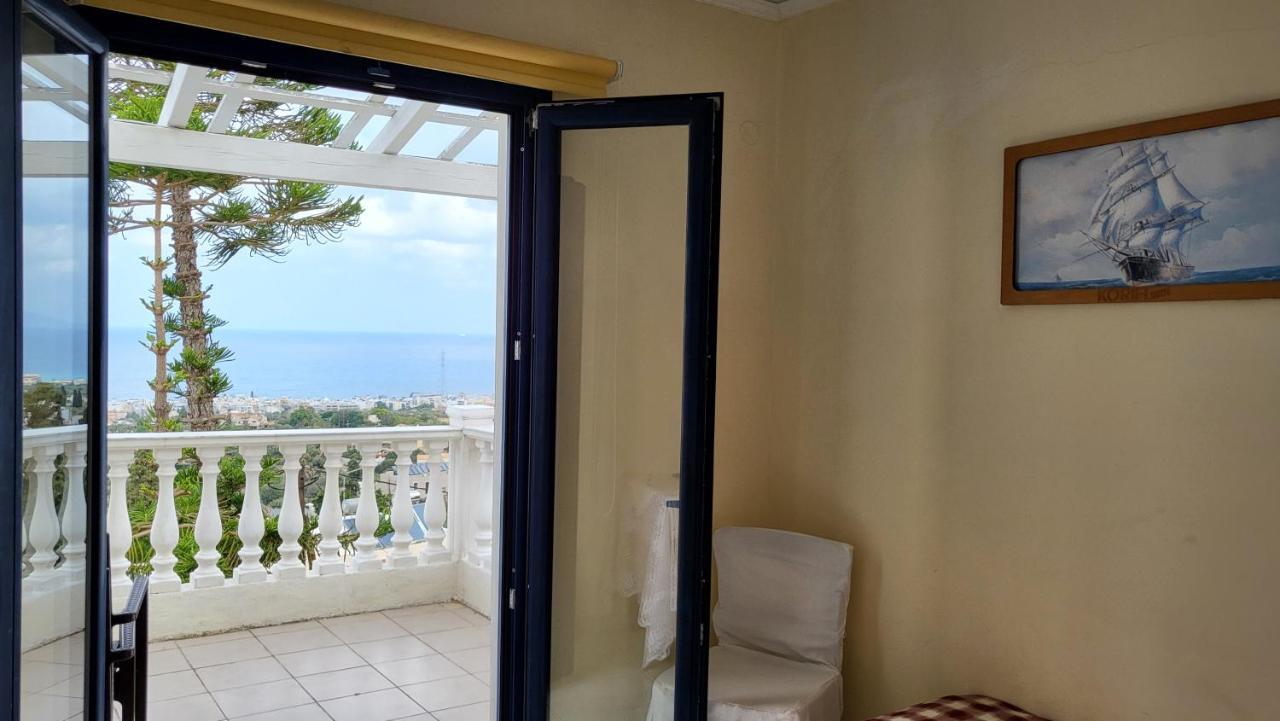 Entire Full View 3 Bedrooms 3 Bathrooms 3 Kitchens *