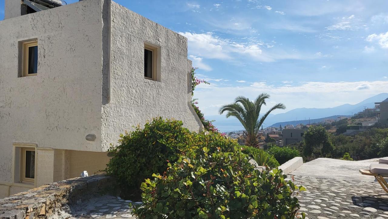 Entire Full View 3 Bedrooms 3 Bathrooms 3 Kitchens *