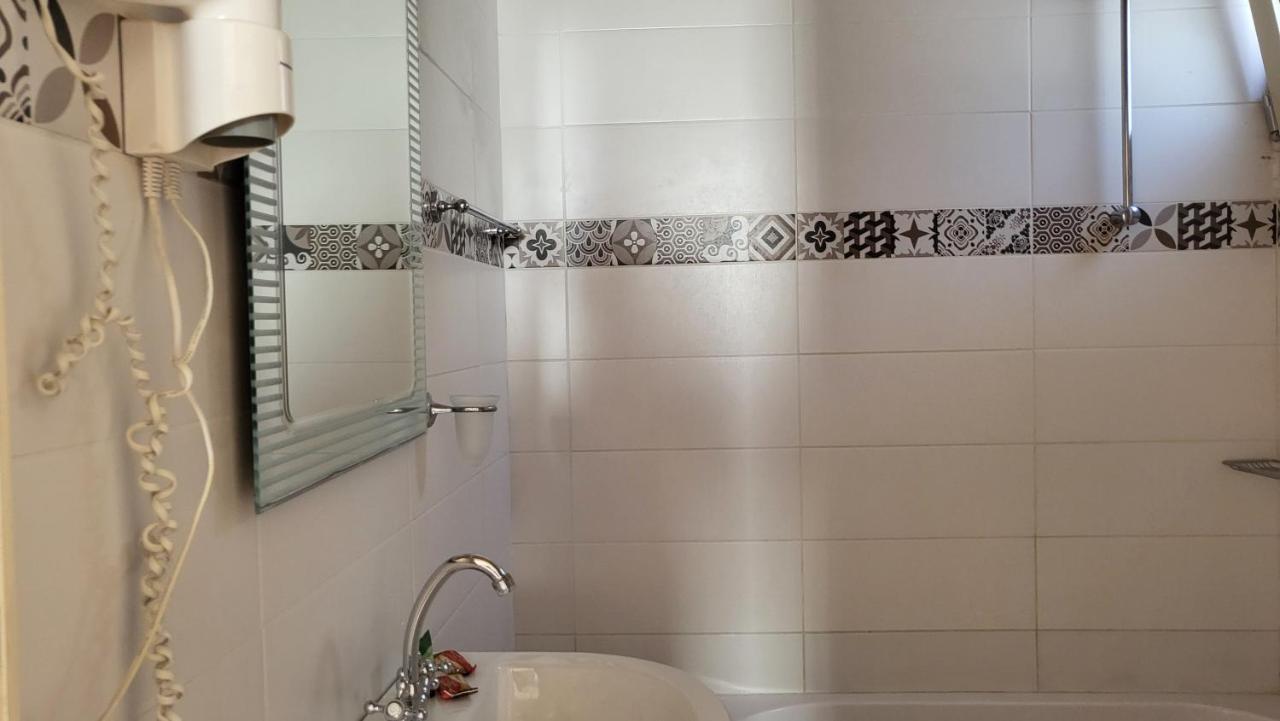 Entire Full View 3 Bedrooms 3 Bathrooms 3 Kitchens