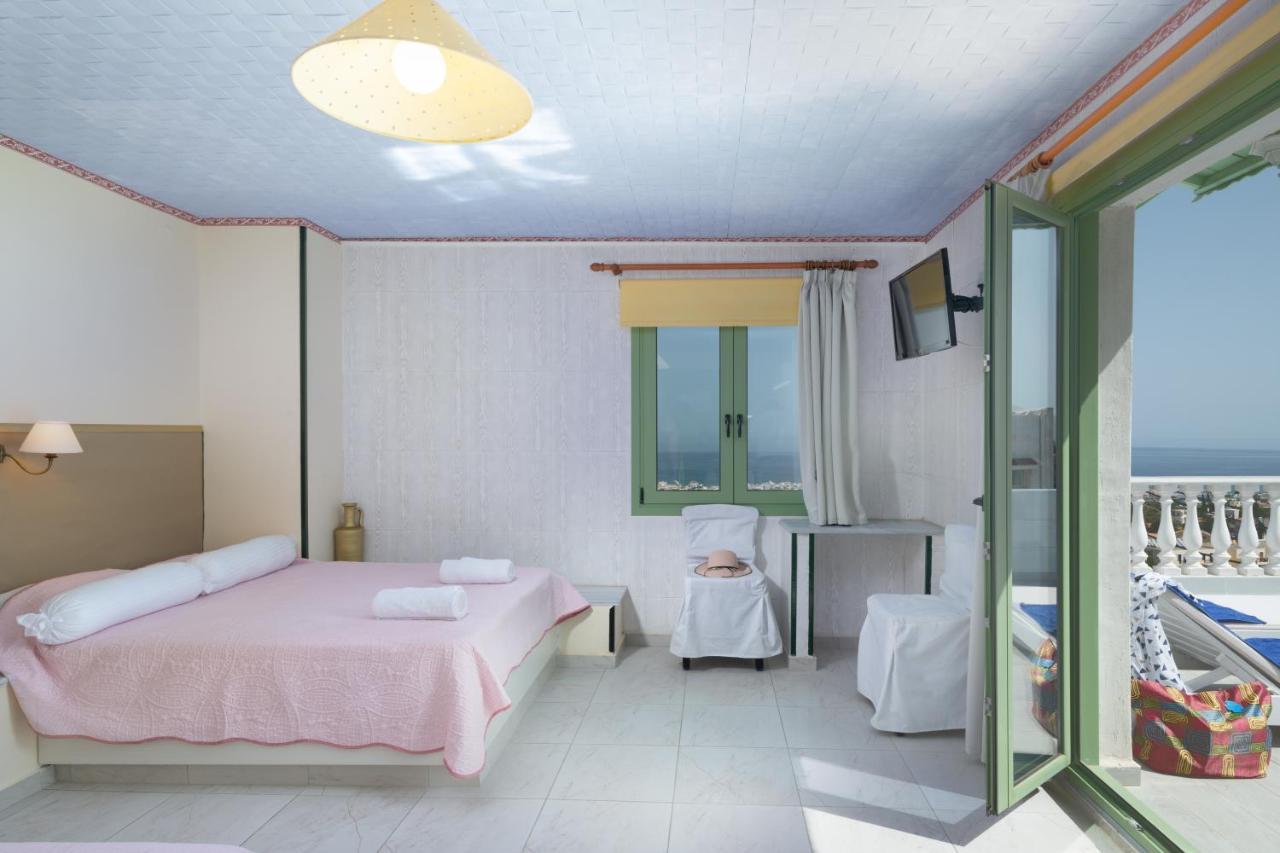 In - Senior Citizen In Blue Guest house Hersonissos (Crete)