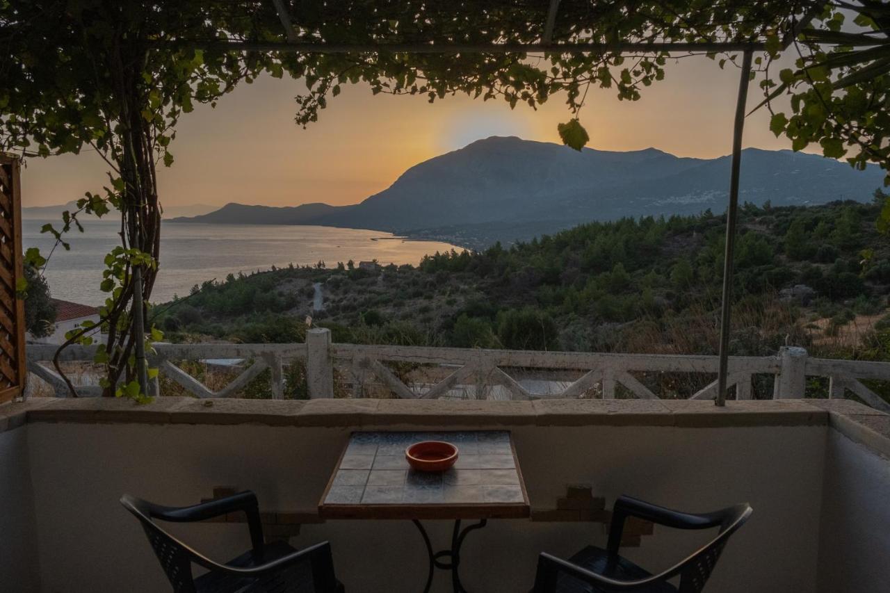 Beautiful House Located On A Hill, With A Spectacular Sea View *