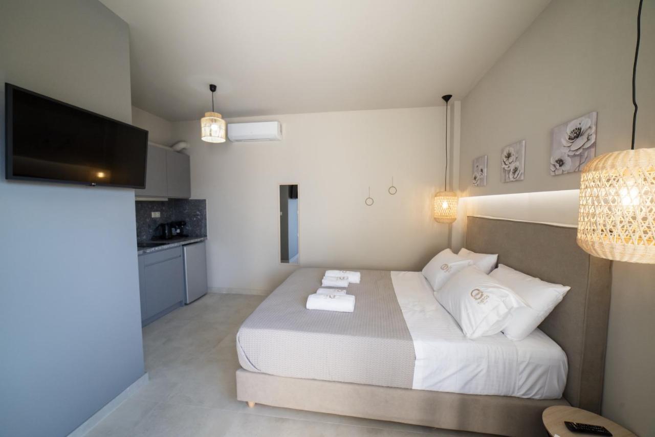 Theros Aparthotel *
